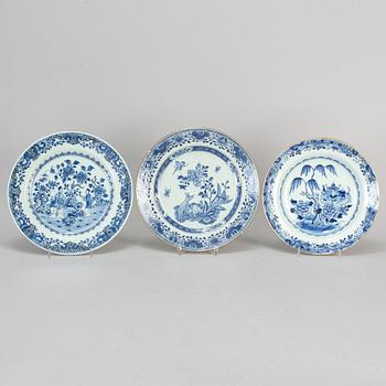 A part blue and white dinner export porcelain service, Qing dynasty, Qianlong (1736-95), (31 pieces).