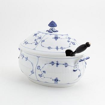 Terrin med lock, porslin, 'Musselmalet', Kunglig Dansk, Danmark, 1900-tal och Soppslev, silver, Sverige, 1861.