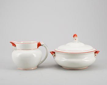 GRÖTSKÅL MED LOCK samt KANNA, porslin, Göteborg. 1900-talets första hälft.