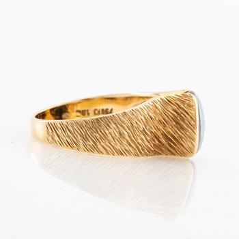 Ring 18K gold with an opal triplet.