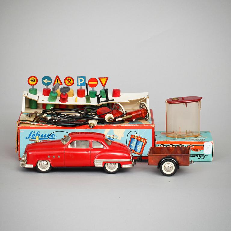 LEKSAKSBIL samt VAGN. Schuco. 1950-tal.