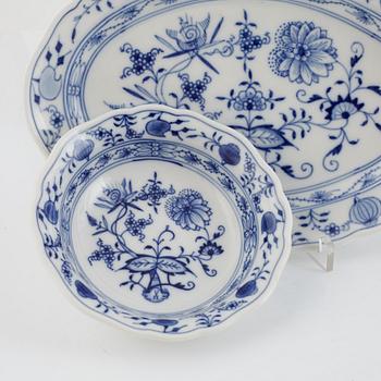 Mat- och kaffeservis, 90 delar, porslin, "Lökmönstret", Meissen.