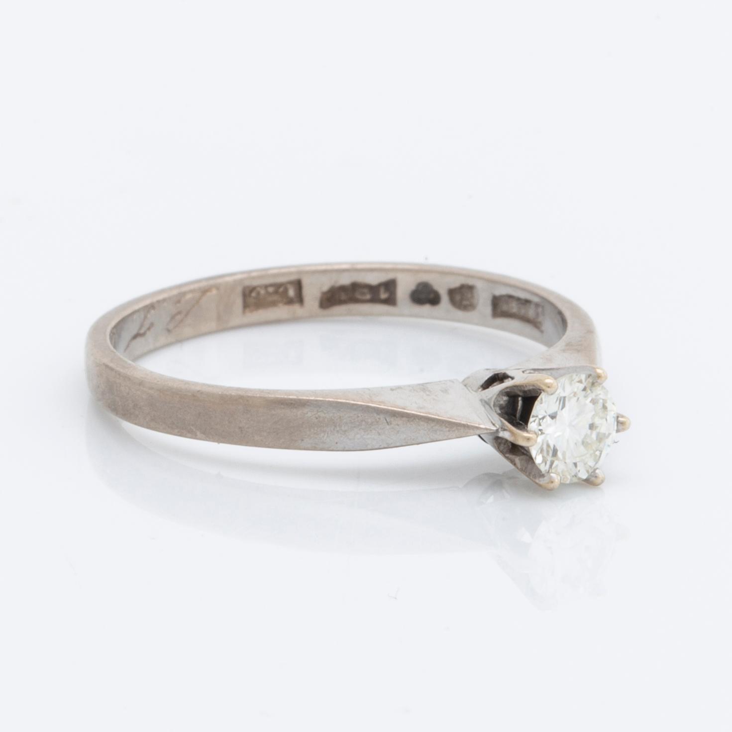 DIAMOND RING 18K whitegold 1 brilliant-cut diamond 0,25 ct inscribed.