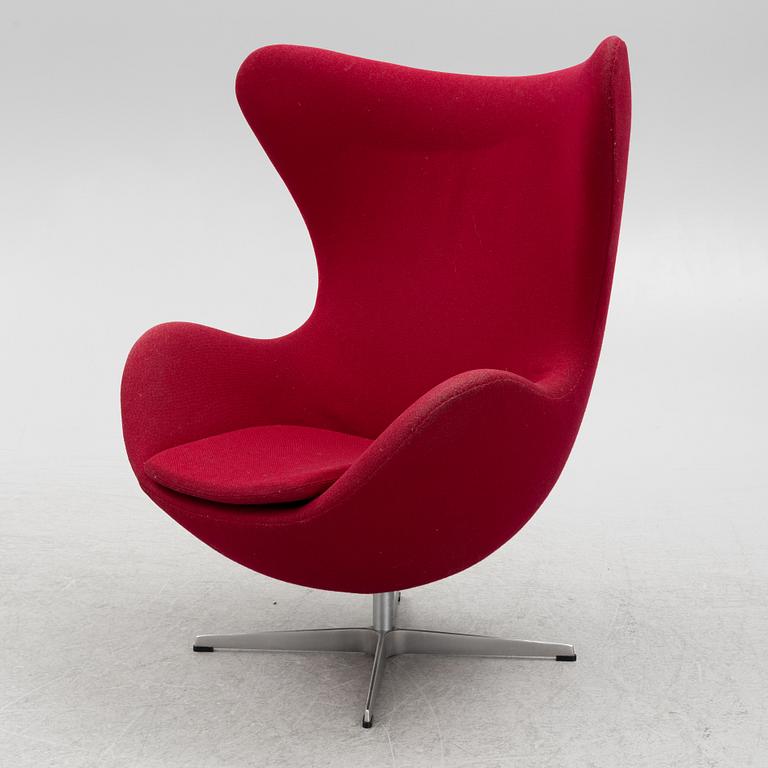 Arne Jacobsen, an armchair with footstool, "The Egg", Fritz Hansen, Danmark, 2000.