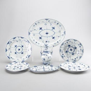 A set of 22 pcs of Musselmalet helbonde porcelain service.