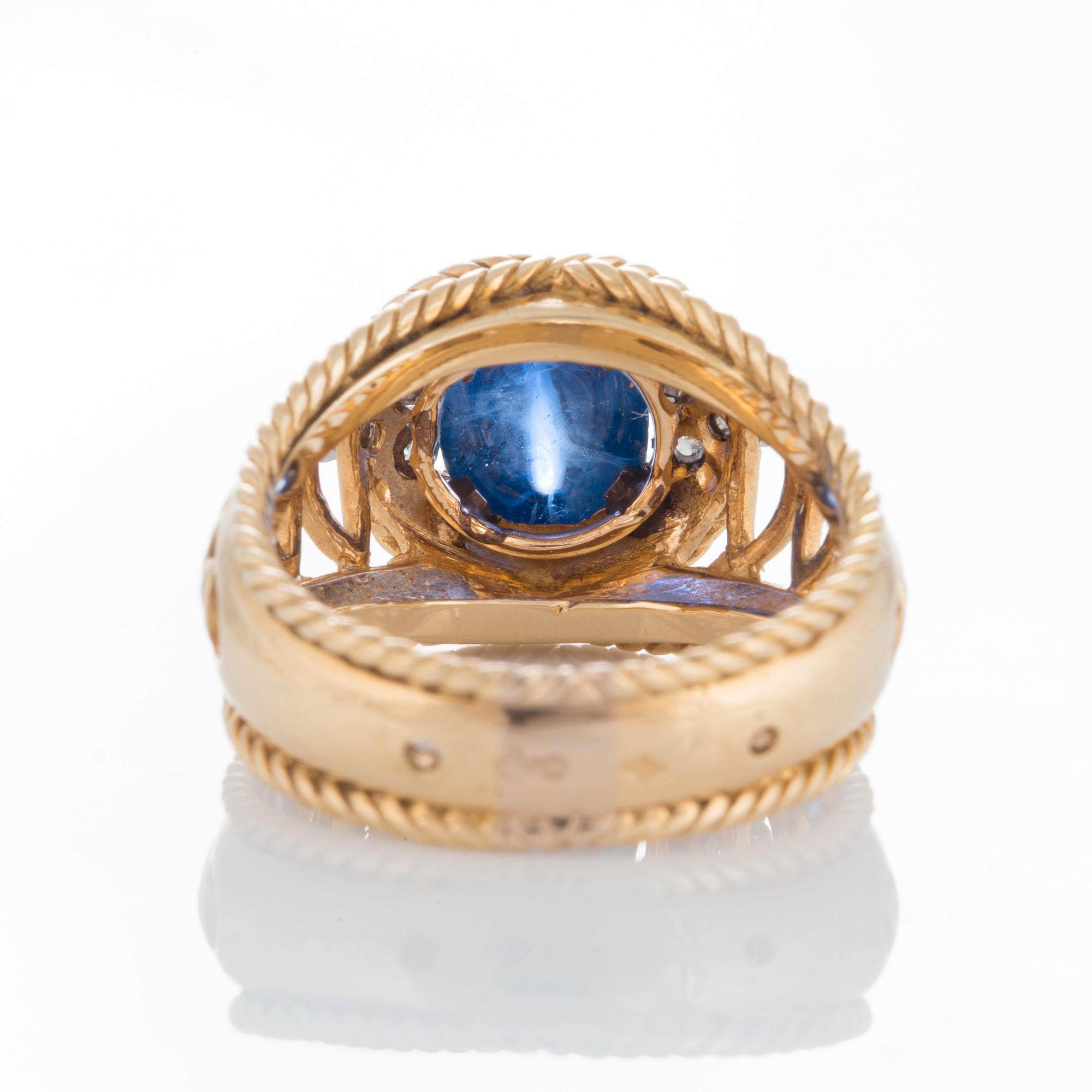 Ring med en cabochonslipad safir ca 4 ct samt runda briljant- och åttkantslipade diamanter.
