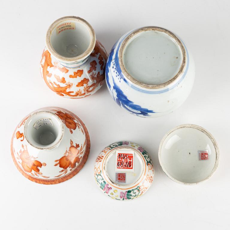 A Chinese porcelain goblet, stemcup, box with cover and a jar, 19th/20th century.