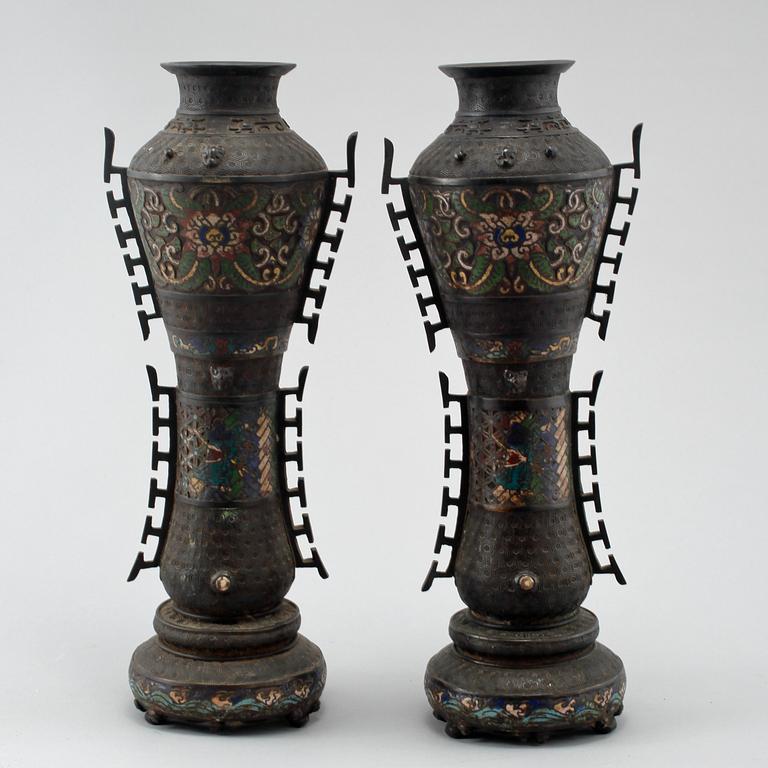 VASER, ett par, cloisonne, Japan, 1800-tal.