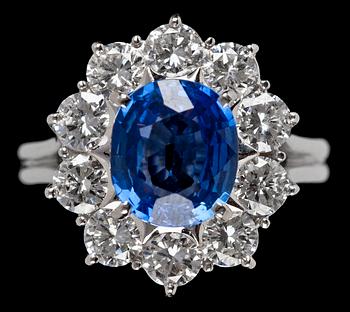 992. RING, blå safir, 2.38 ct, med tio briljantslipade diamanter, tot. 1.70 ct.