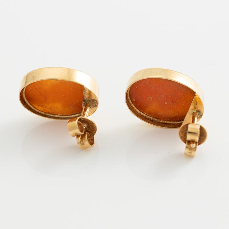 Brooch/pendant and earrings, a pair, 18K gold with shell cameo.