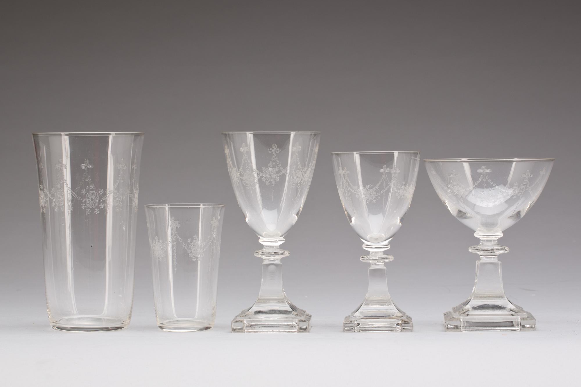 SERVISDELAR, ca 50 delar, glas. 1900-talets första hälft.