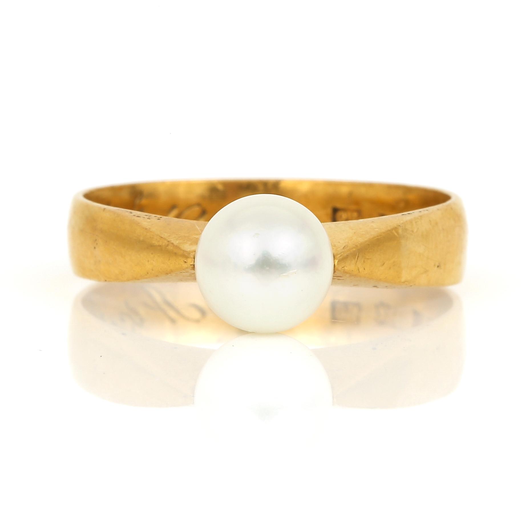 RING, 23K guld med odlad pärla, Carl Fredrik Widmark, Köping, 1901. Total vikt ca 7,04 g.
