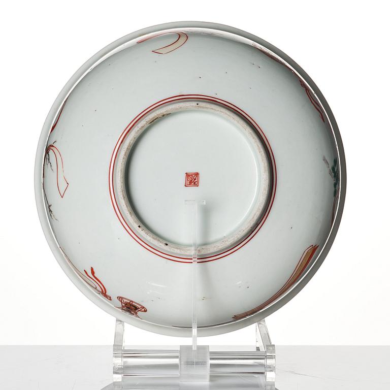 A Japanese porcelain bowl, Edo period (1603-1868).