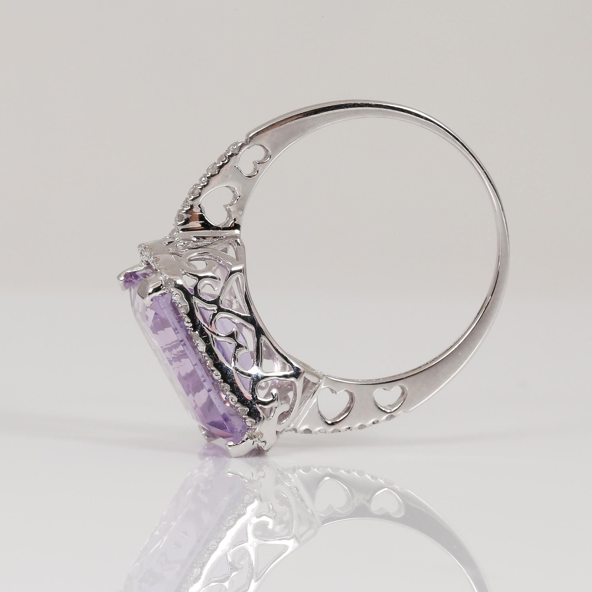 RING, 14K vit guld med smaragdslipad ametist, ca 4,71 ct och små diamanter. Vikt ca 2,88 g.