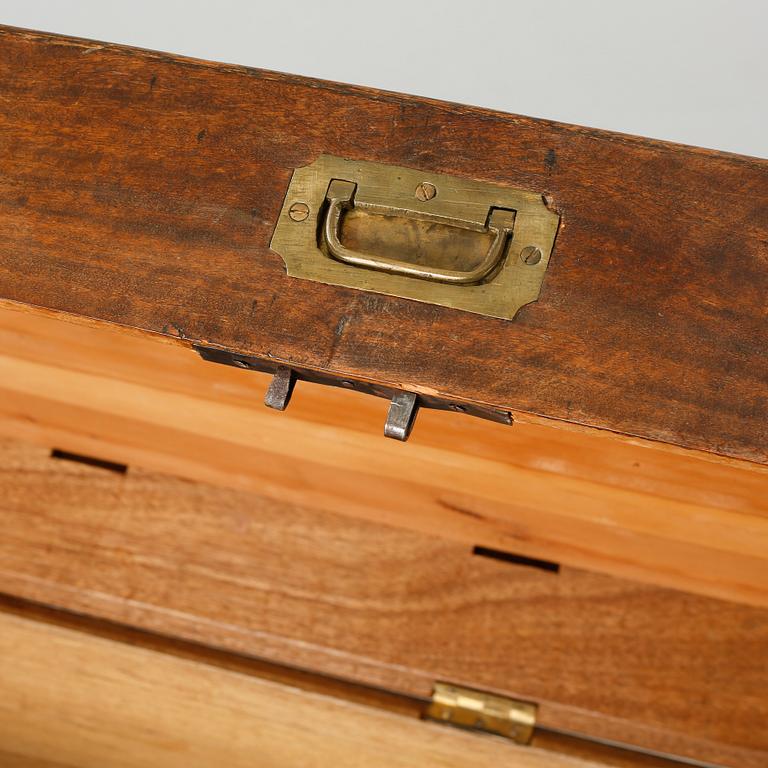 KOFFERT / KISTA, engelsk stil, omkring sekelskiftet 1900.