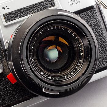 A chrome Leicaflex SL / Leica no 1198668 (1968) and two lenses.