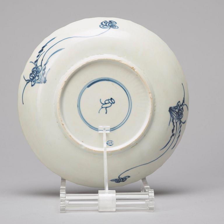 Two blue and white boxes with covers and a dish, Qing dynasty, Kangxi (1662-1722).