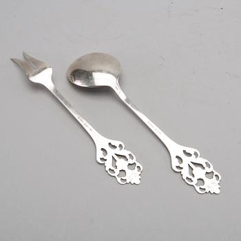 UPPLÄGGNINGSBESTICK, 2 delar, silver, importstämplar. Total vikt ca 140 gram.