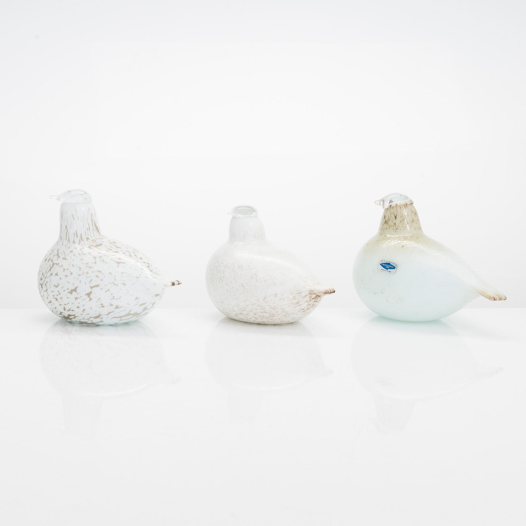 Oiva Toikka, three glass birds with egg, signed O. Toikka Nuutajärvi.