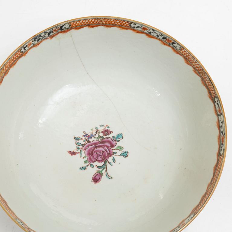 Bålskål, spilkum och bärtallrikar, ett par, porslin. Kina, Qingdynastin, 1700-tal.