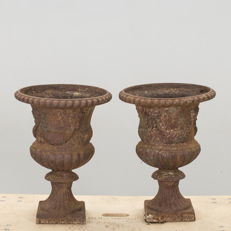 A pair of Cast Iron Garden Urn 20th century,