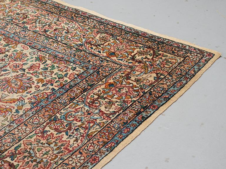 A carpet, a semi-antique Kerman, ca 510,5-513 x 315-318,5 cm.