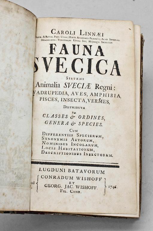 BOK, "Fauna Suecia sistens Animalia Sueciae..." av Carl von Linné, Leyden 1746.