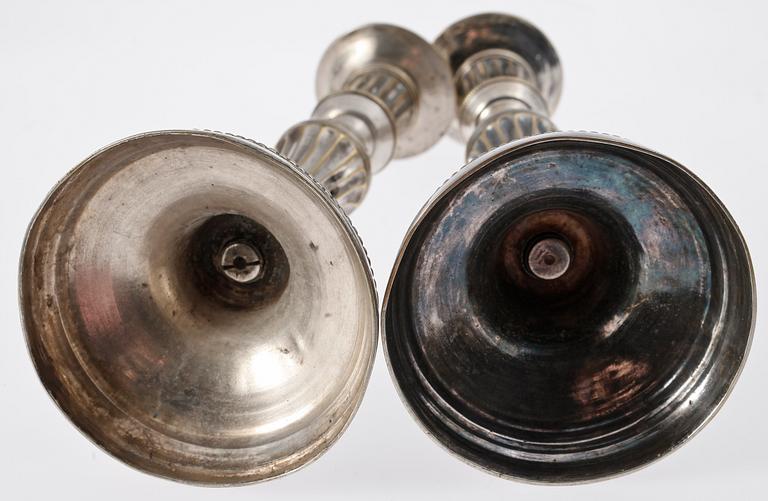 LJUSSTKAR, ett par. Argent haché, 1800-tal.