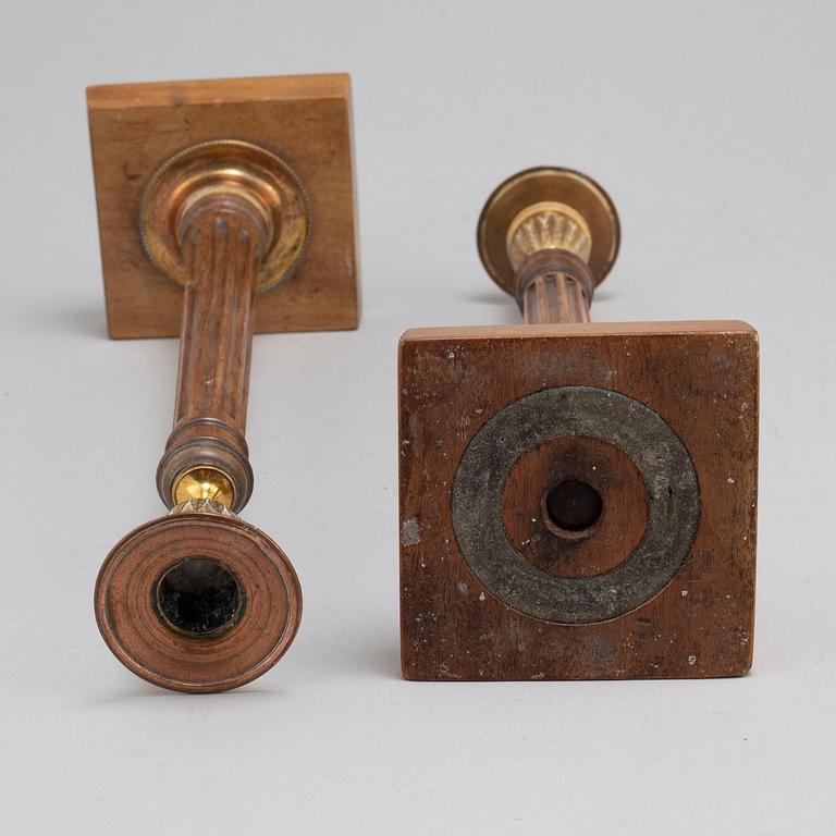 A pair of George III candlesticks, England, ca 1800.