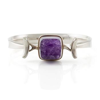 519. Vivianna Torun Bülow-Hübe, armring, sterlingsilver med ametist, för Georg Jensen.