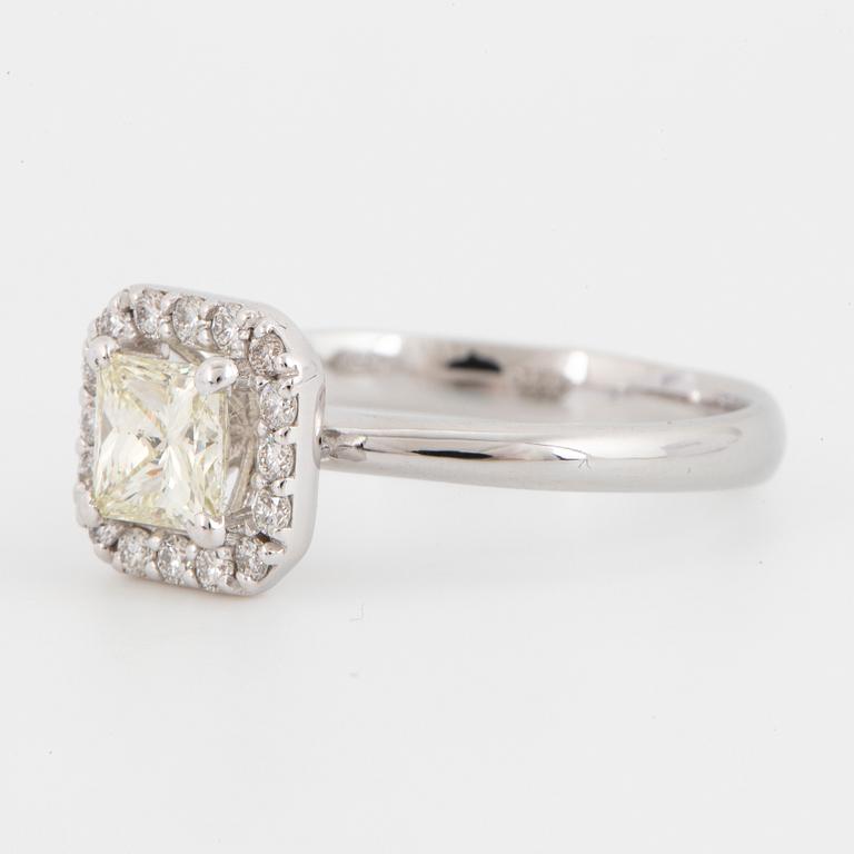RING, med prinsesslipad diamant och briljanter.