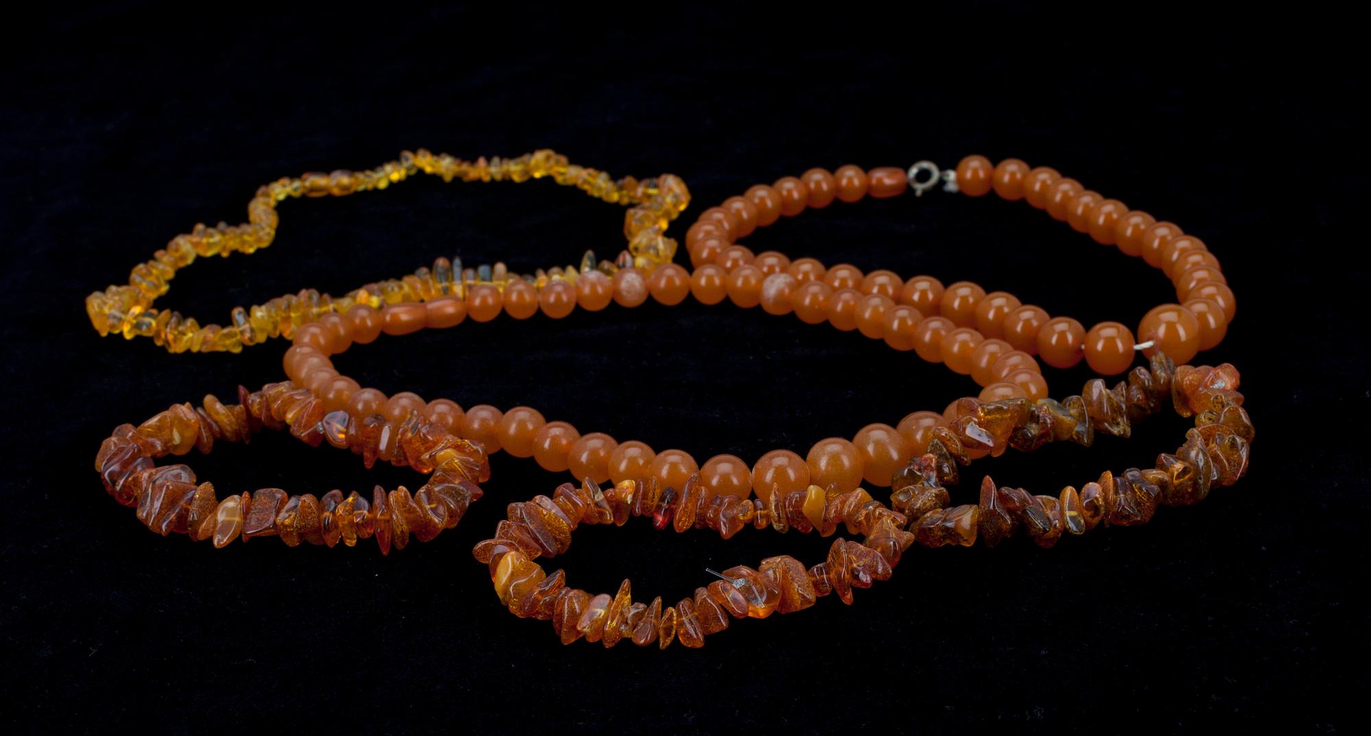 HALSSMYCKEN 3 st, ARMBAND, 3 st, bärnsten. 1900-talets senare hälft.