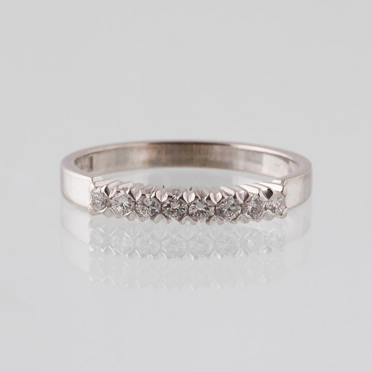 RING, 18K vitguld med 8 briljantslipade diamanter, 0.30 ct, Juvel Magnus, Göteborg, 1993.  Vikt 3,3 gram.