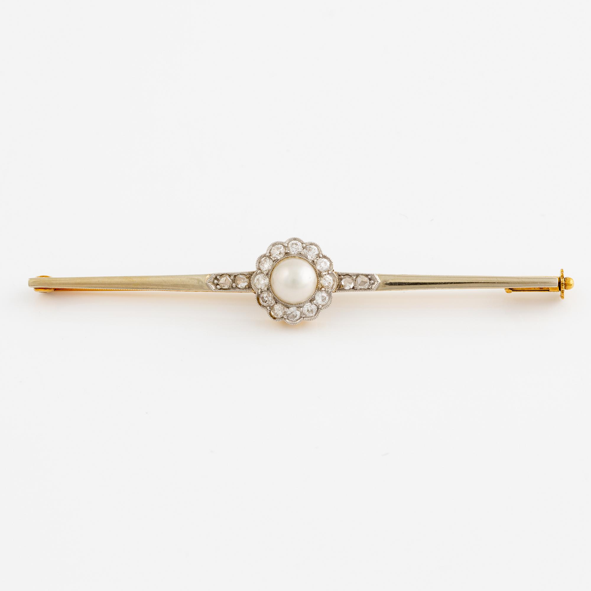 Brooch 18K gold and platinum with a half-pearl and round brilliant and rose-cut diamonds.