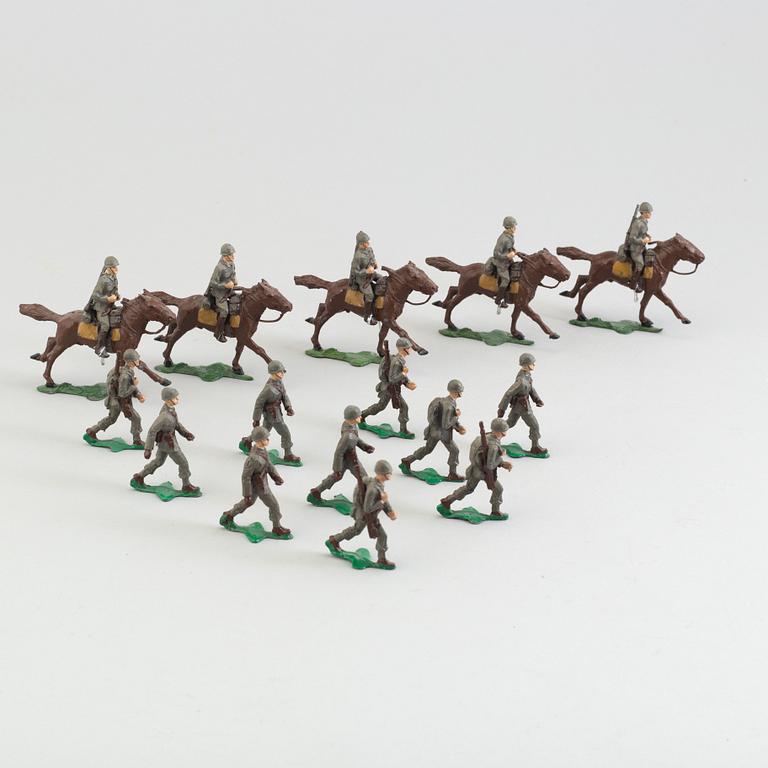 15 tin soldiers from 20th century.