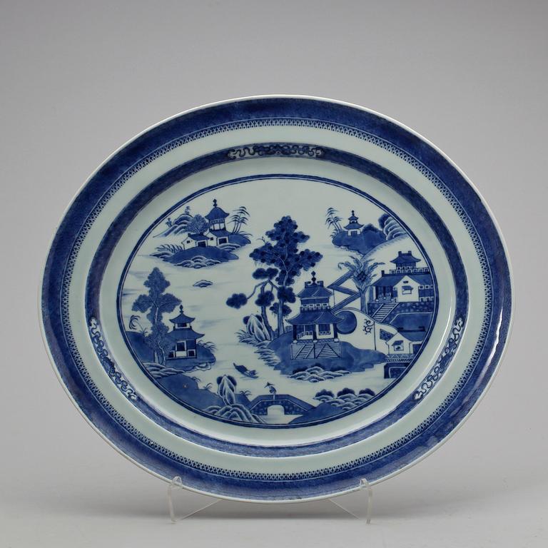 UPPLÄGGNINGSFAT, två st, porslin, Kina, Jiaqing, 1796-1820.