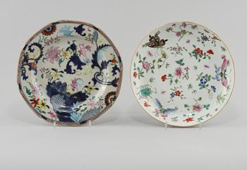 TALLRIKAR, 2 st, porslin, Kina, 1700-tal samt tidigt 1900-tal.