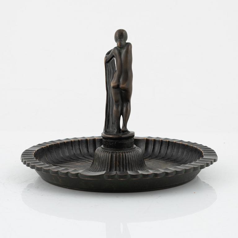 Arvid Knöppel, an Art Deco green patinated bronze sculptured ashtray from Otto Meyers Eftr. Fud.