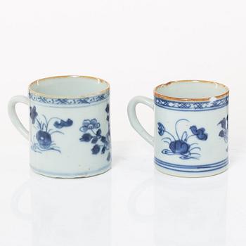 Krus, samt muggar två stycken, porslin. Qingdynastin, 1700-tal.