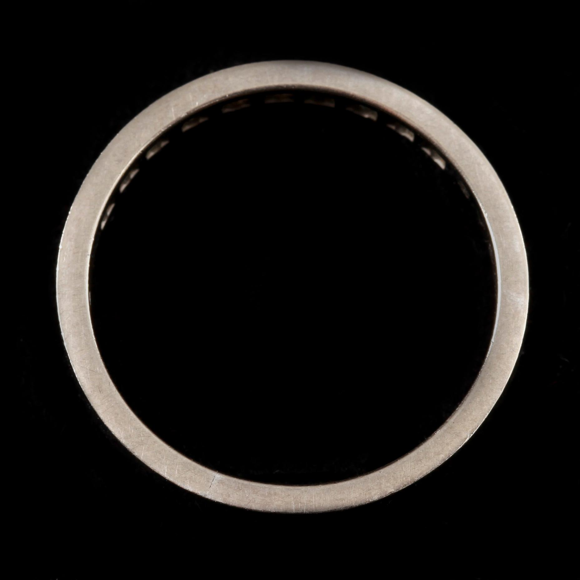RING, 18 k vitguld med briljantslipade diamanter, tot ca 0,35 ct. Göteborg 1974. Vikt 3,8 g.