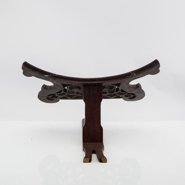 A famille noir dish, late Qing dynasty/around 1900.