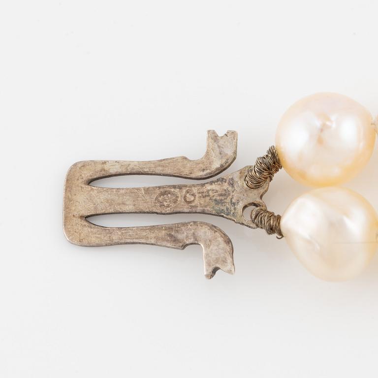 Pearl necklace, double-stranded with cultured pearls, with a clasp of silver set with pastes.