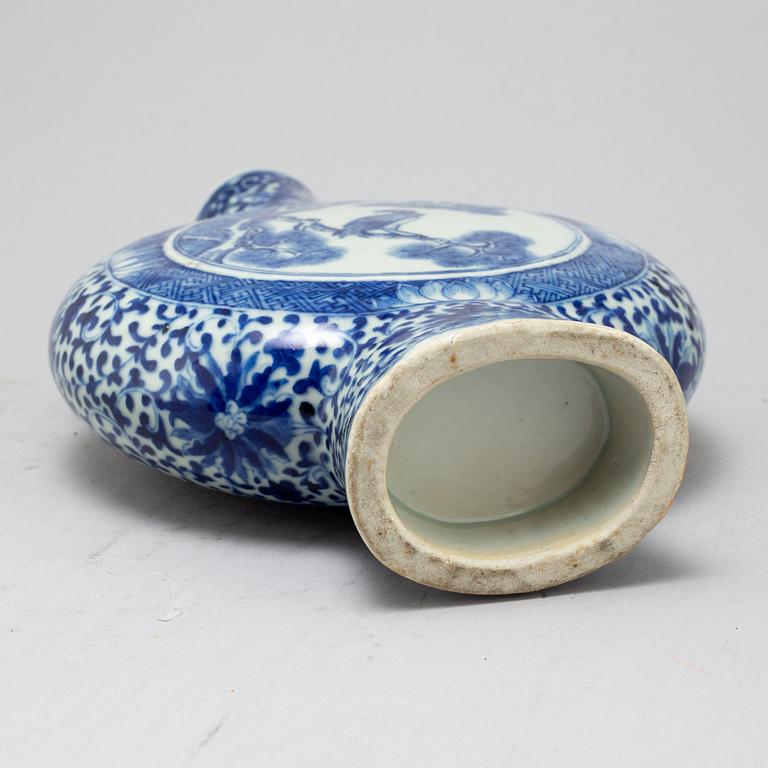 A blue and white moon flask, Qingdynasty, 19th Century.