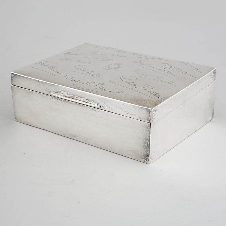 FAT samt SKRIN, silver, Mappin & Webb, Sheffield, omkring 1900-talets mitt. Fatets vikt 558 g.