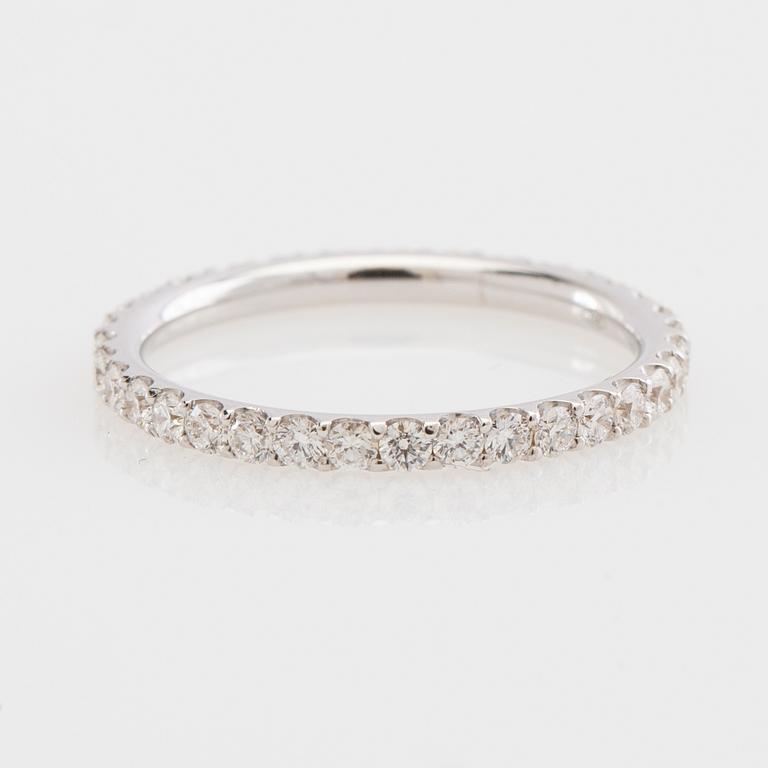 Alliansring, 18k vitguld med briljantslipade diamanter.