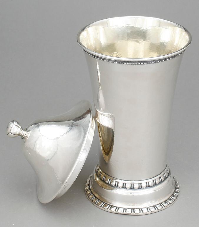 POKALVAS med LOCK, silver, CG Hallberg, 1922, vikt ca 485 g.