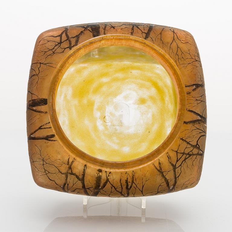 An early 20th-century French glass bonbonnière by Daum Nancy.