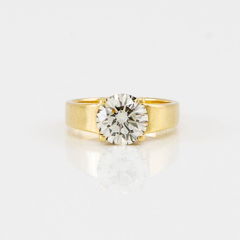 An 18K gold solitaire ring set with an approx. 2.14 ct round brilliant-cut diamond.