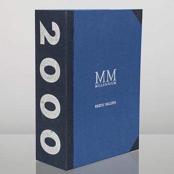 GLAS, ett par, "Millennium" Bert Vallien, Kosta Boda, signerade och numrerade.