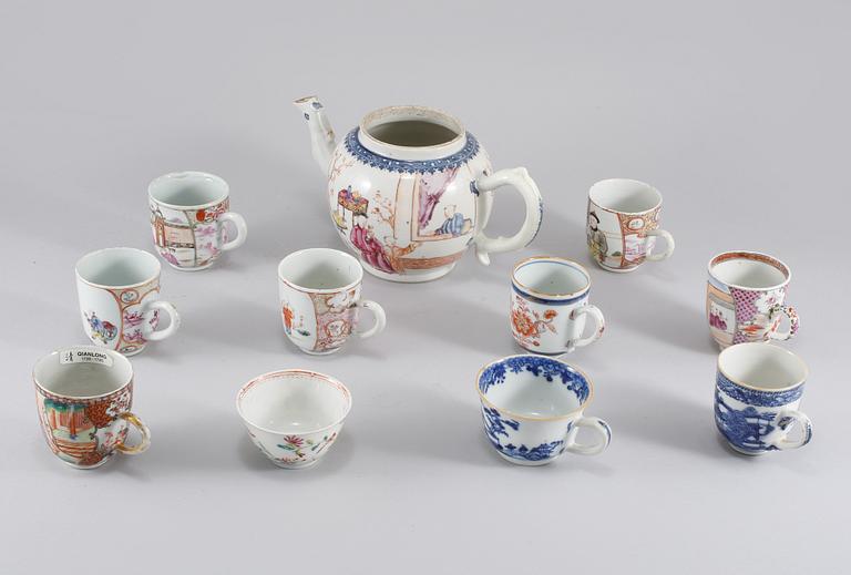 KOPPAR, 10 st samt TEKANNA, porslin, Kina, 1700-tal.